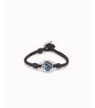 Pulsera de cuero con pieza central bañada en plata de ley, cristal azul y cierre de botón